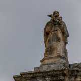 Ai lati compaiono altre due sculture, rispettivamente di San Francesco...